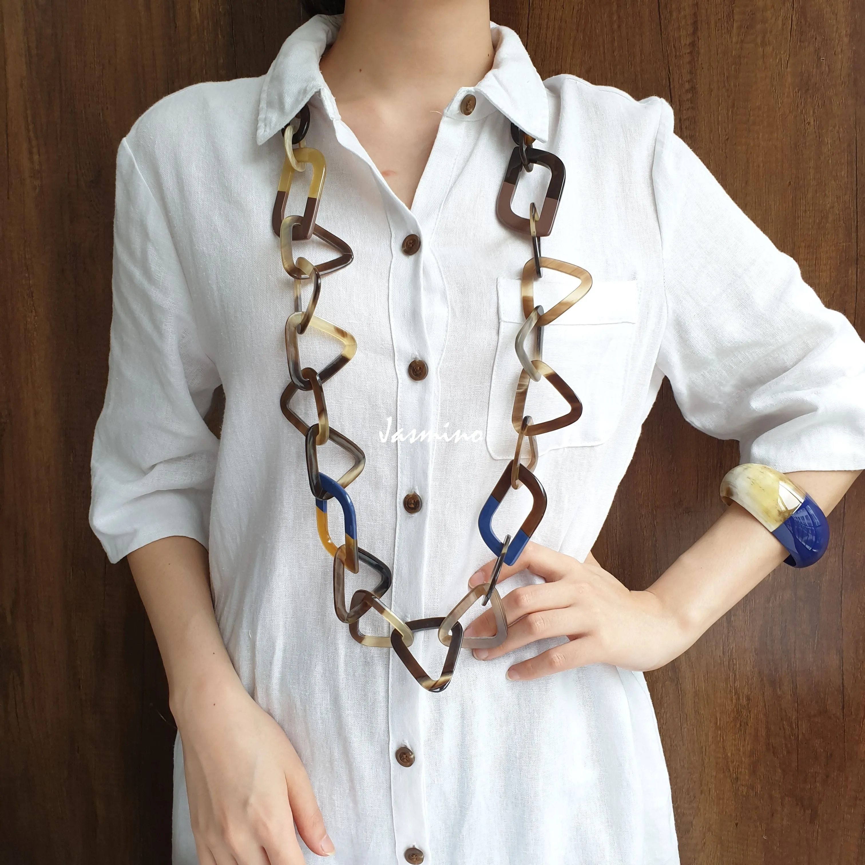 Stunning Horn Necklace J18217, Sources as Natural Buffalo Horn & Lacquer
