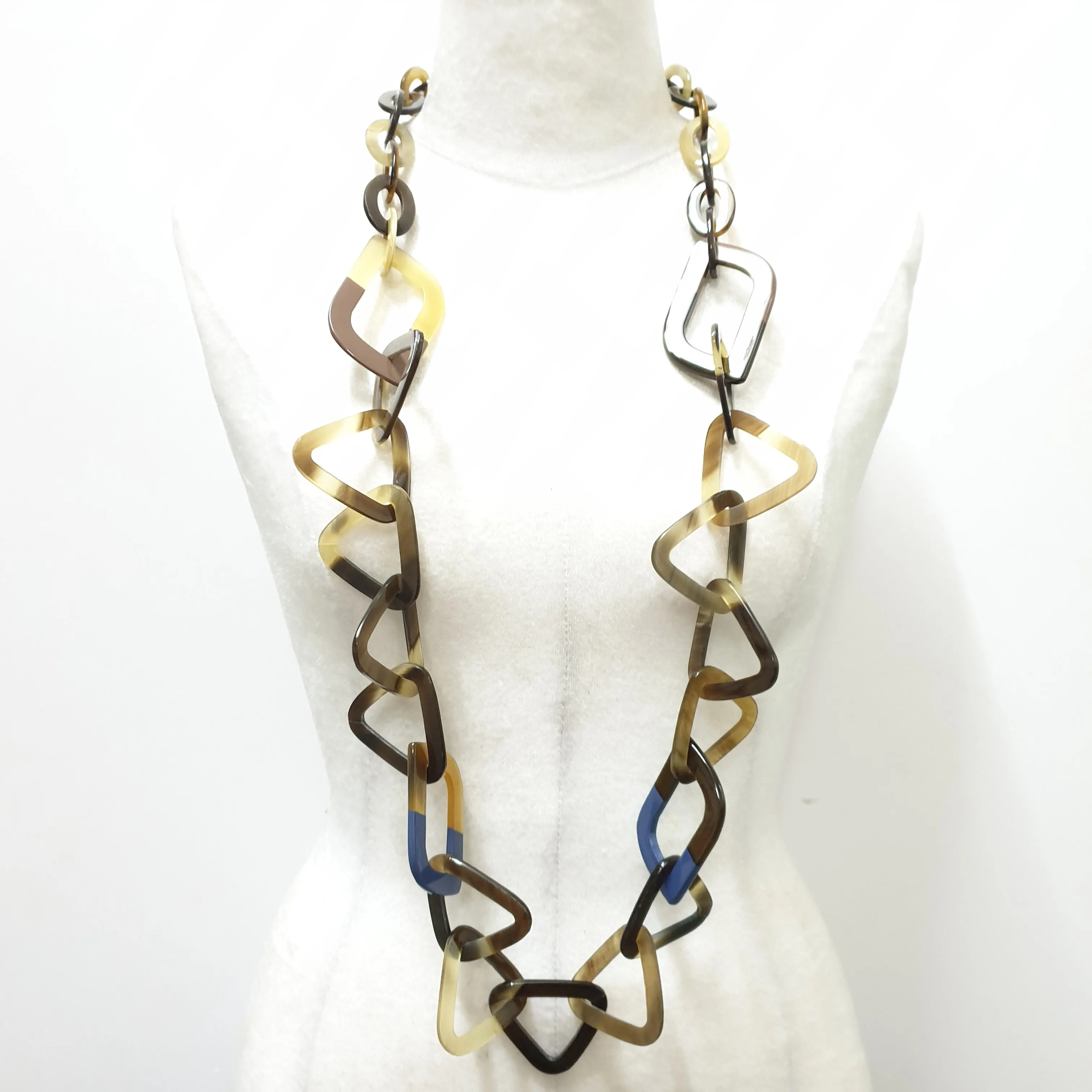 Stunning Horn Necklace J18217, Sources as Natural Buffalo Horn & Lacquer