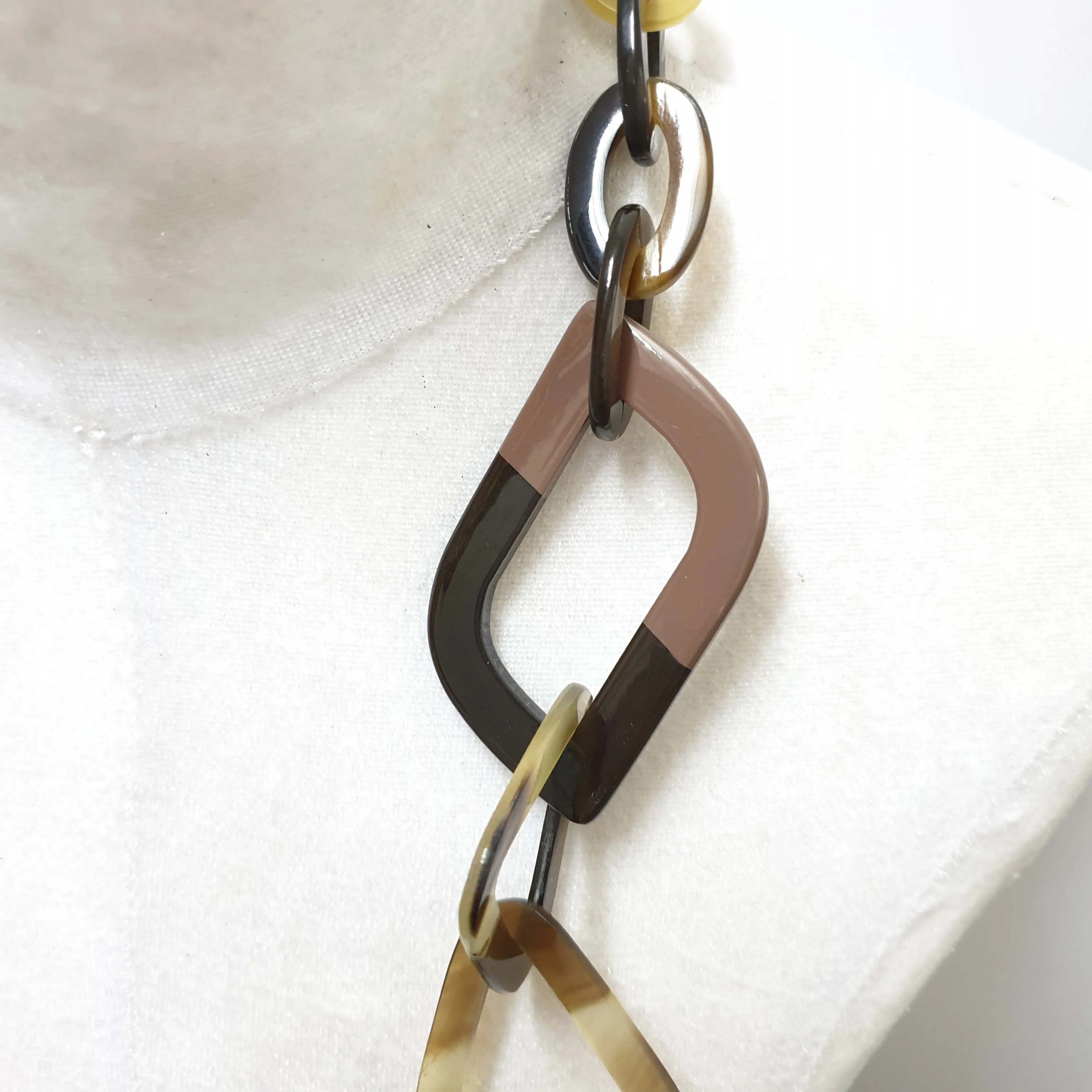 Stunning Horn Necklace J18217, Sources as Natural Buffalo Horn & Lacquer